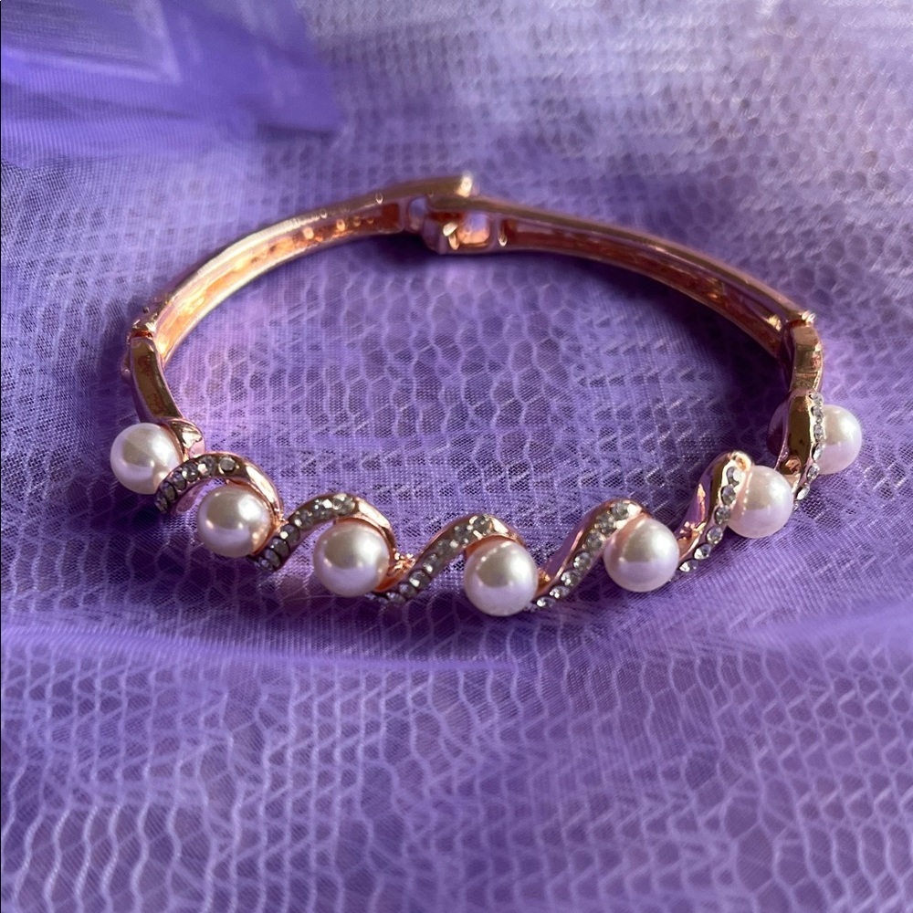 Elegant Pearl and Crystal Gold Bracelet